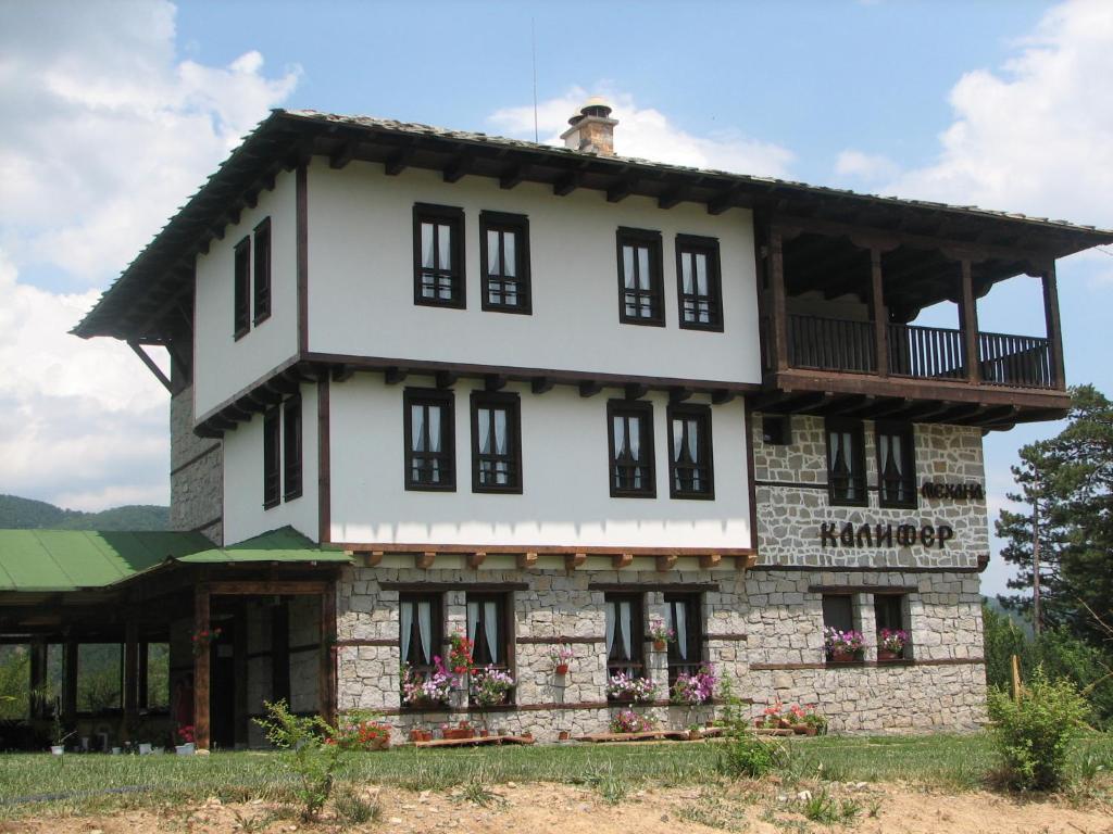 Family Hotel Kalifer Kalofer Exterior photo